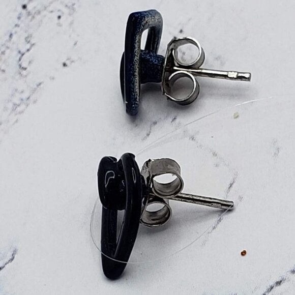 Black Heart Bended Metal Geometric Stud Earrings - Picture 4 of 4
